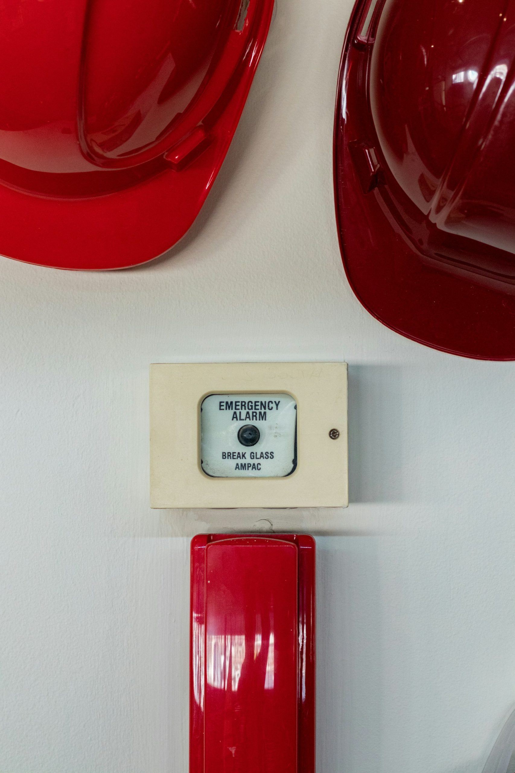 Emergency alarm break glass unit