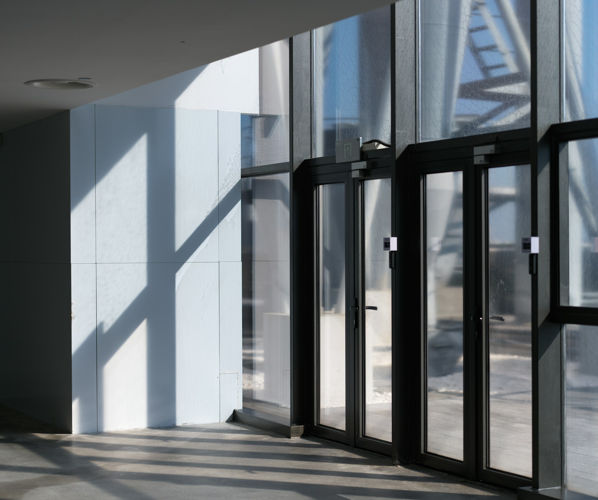 Automatic glass entrance doors