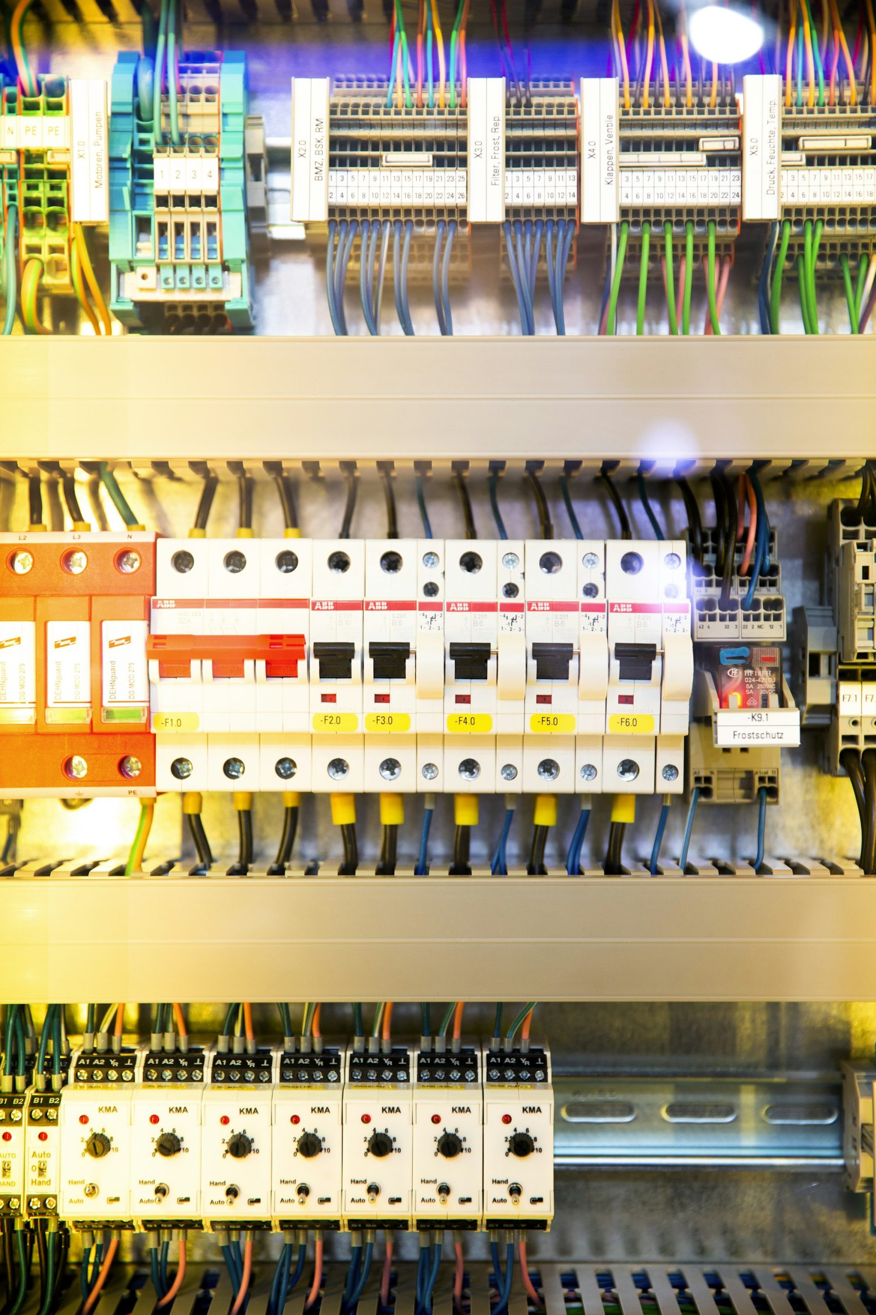 Electrical distribution board with circuit breakers